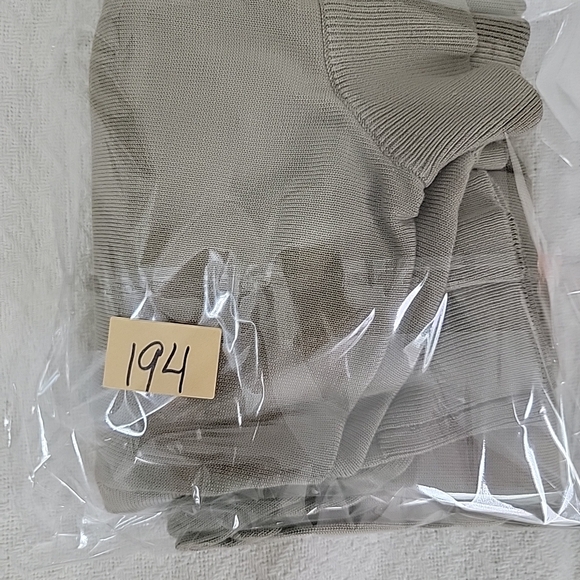 St. John's Bay Men's Pullover Sweater Size M Olive Green 100% Silk Long Sleeve - Picture 8 of 8